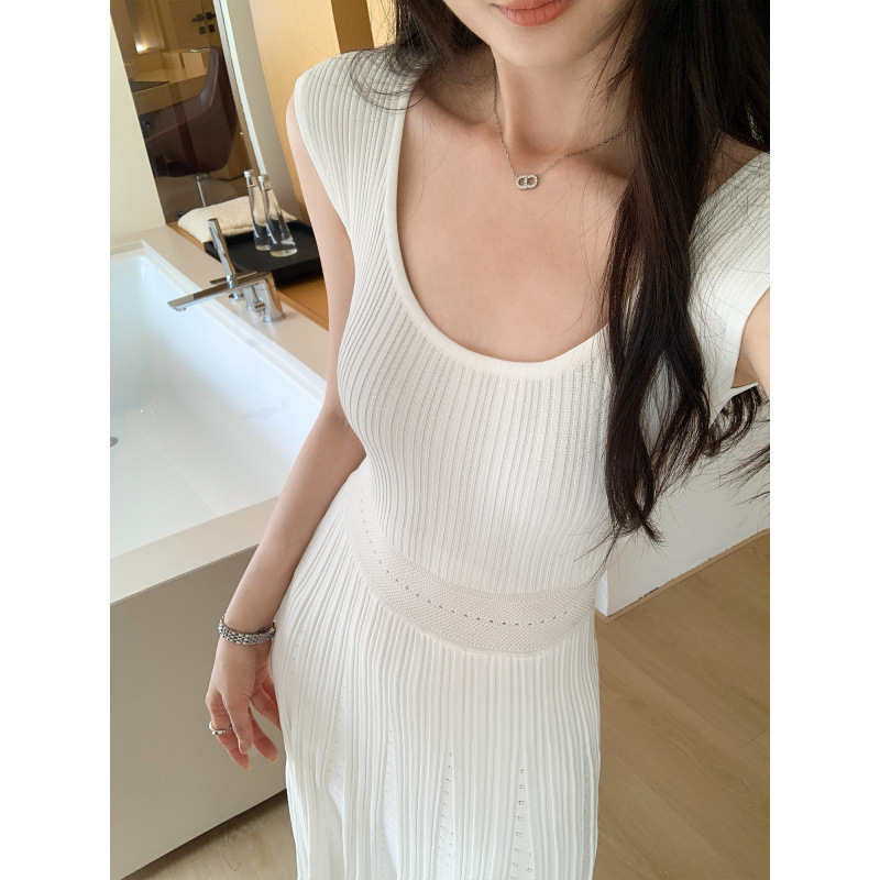 Designer's stunning white U-neck slim-fit knit dress for women, 2026 new model, sophisticated and elegant waist-cinching dress Designer's stunning white U-neck slim-fit knit dress for women, 2026 new model, sophisticated and elegant waist-cinching dress