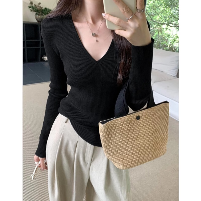 Black Elegant Slim-Fit Chic V-Neck Long-Sleeve Knit Sweater for Women, 2026 Spring New Style, Pure Desire Sweater for Layering