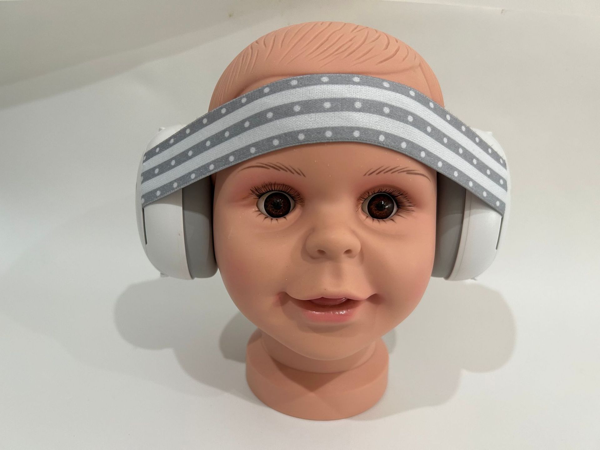 애쉬 벨트가있는 흰색 쉘