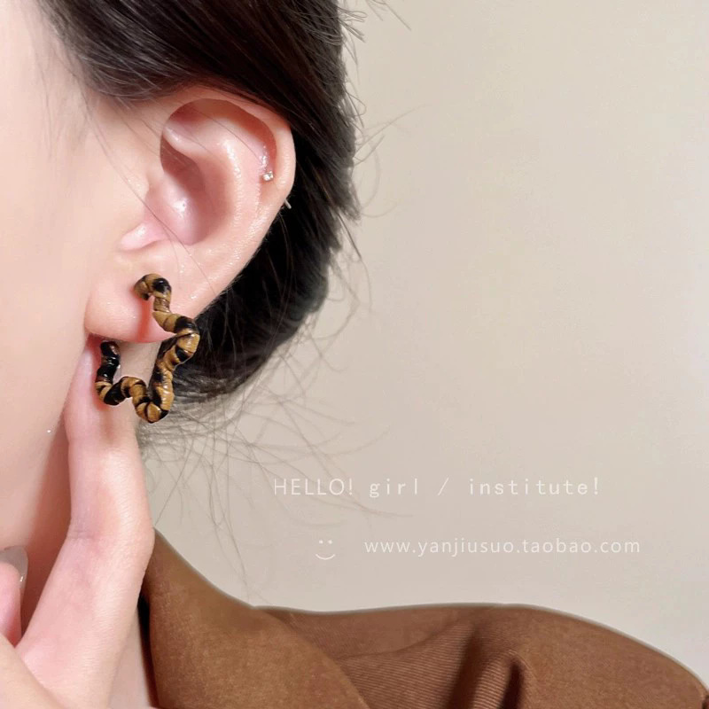 A2751 leopardo profundo pequeño - Millard estrella leopardo anillo grande pendientes