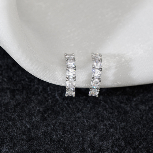 Simple, light, luxurious, high-end, row of diamond earrings, ear clips, cool and versatile, fashionable earrings, mosquito repellent disc earrings, trendy