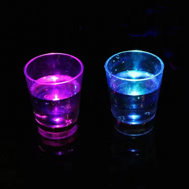 Colorido LED taza luminosa al verter agua, inducción piña taza KTV bar color cambiante cerveza taza de plástico transparente taza de agua