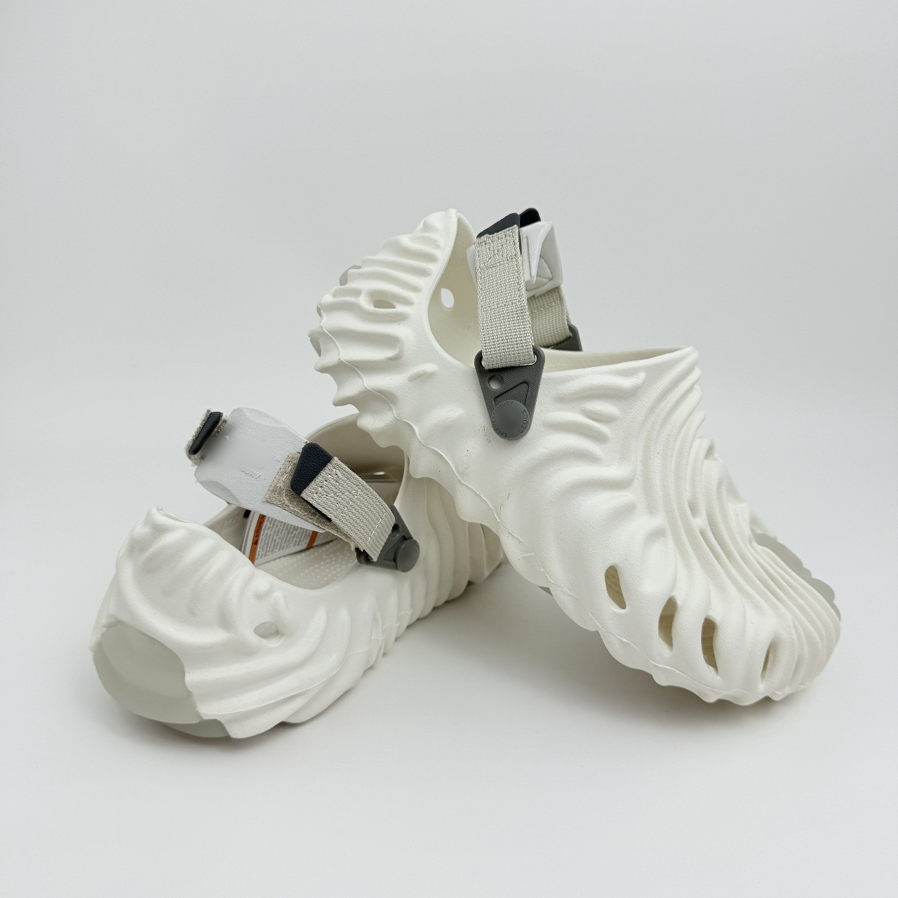 The Same Style of Fingerprint Hole-In-The-Wall Shoes for Men and Women, Non-Slip Slippers, Beach Sandals, Outdoor Casual Shoes, Wholesale from Manufacturers