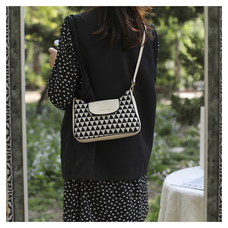 Fashion Houndstooth Printed Simple One-shoulder Underarm Handbag display picture 6