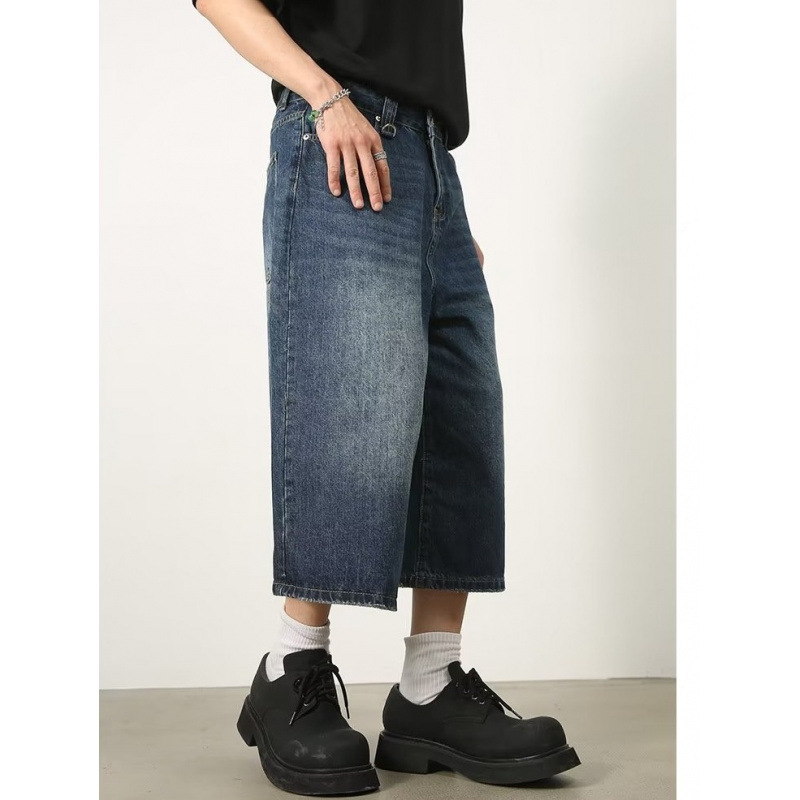 Lässige, gerade geschnittene Herren-Denim-Shorts mit weitem Bein und Used-Look in Blau im amerikanischen Retro-Stil – perfekt für den Sommer und vielseitige Kombinationsmöglichkeiten_voghion.com