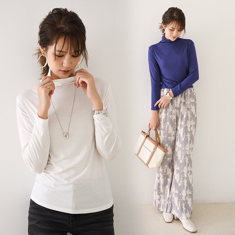 日系家庭内にシャツを着て40織のモーダルスーツの高襟のコウモリの袖の修身上着のtシャツのキャンディー色