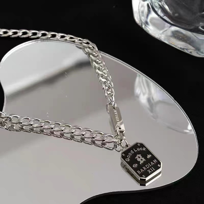 Collier porte-bonheur en acier titane pour homme, style minimaliste, léger et luxueux, chaîne de pull de niche, personnalisable_voghion.com