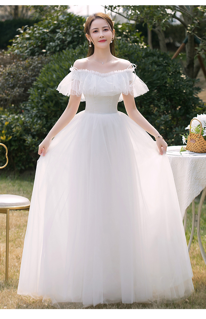 Witte off-shoulder trouwjurk voor een bosbruiloft_voghion.com