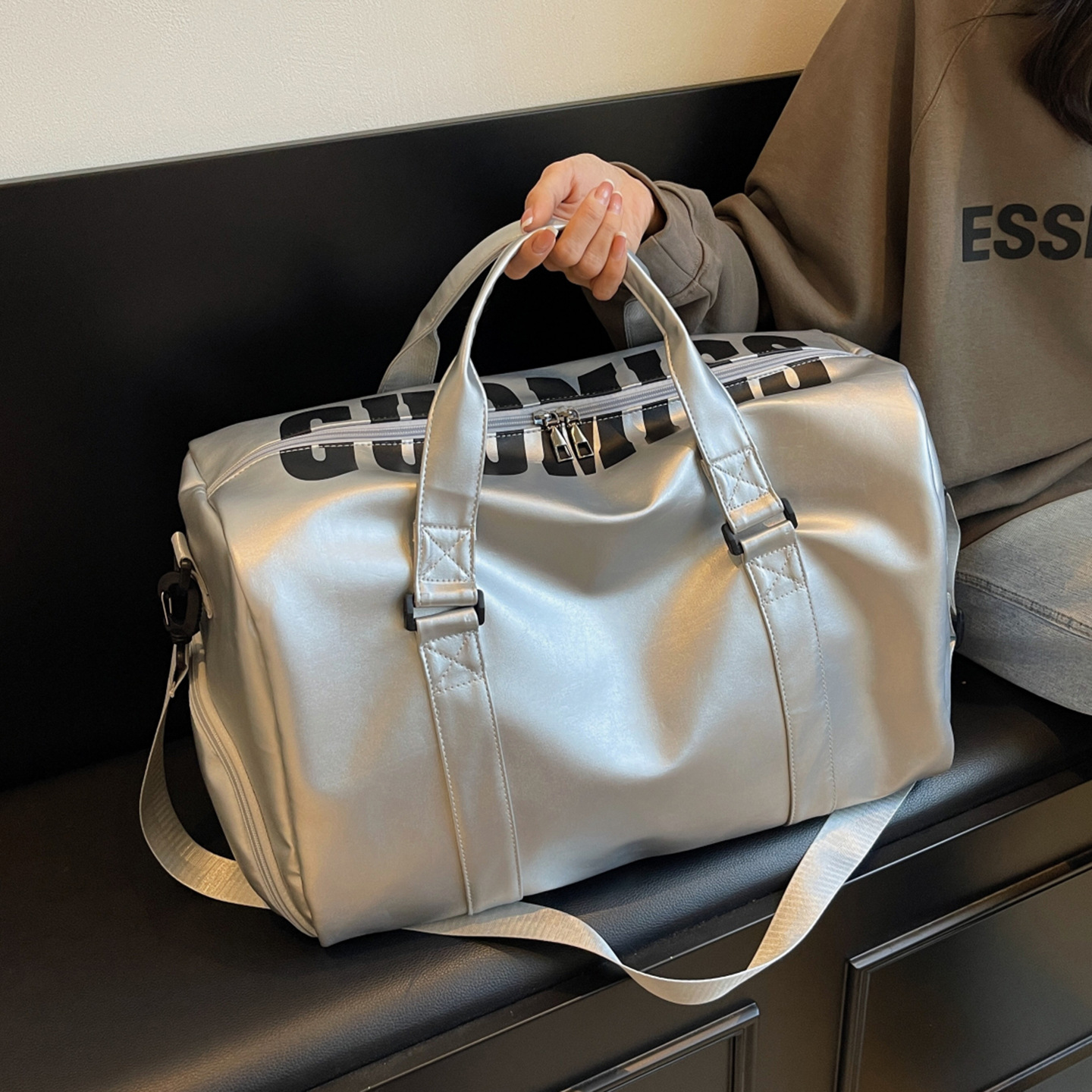 New large-capacity PU gym bag for men and women, travel bag, outdoor sports handbag with separate wet and dry compartments and independent shoe compartment