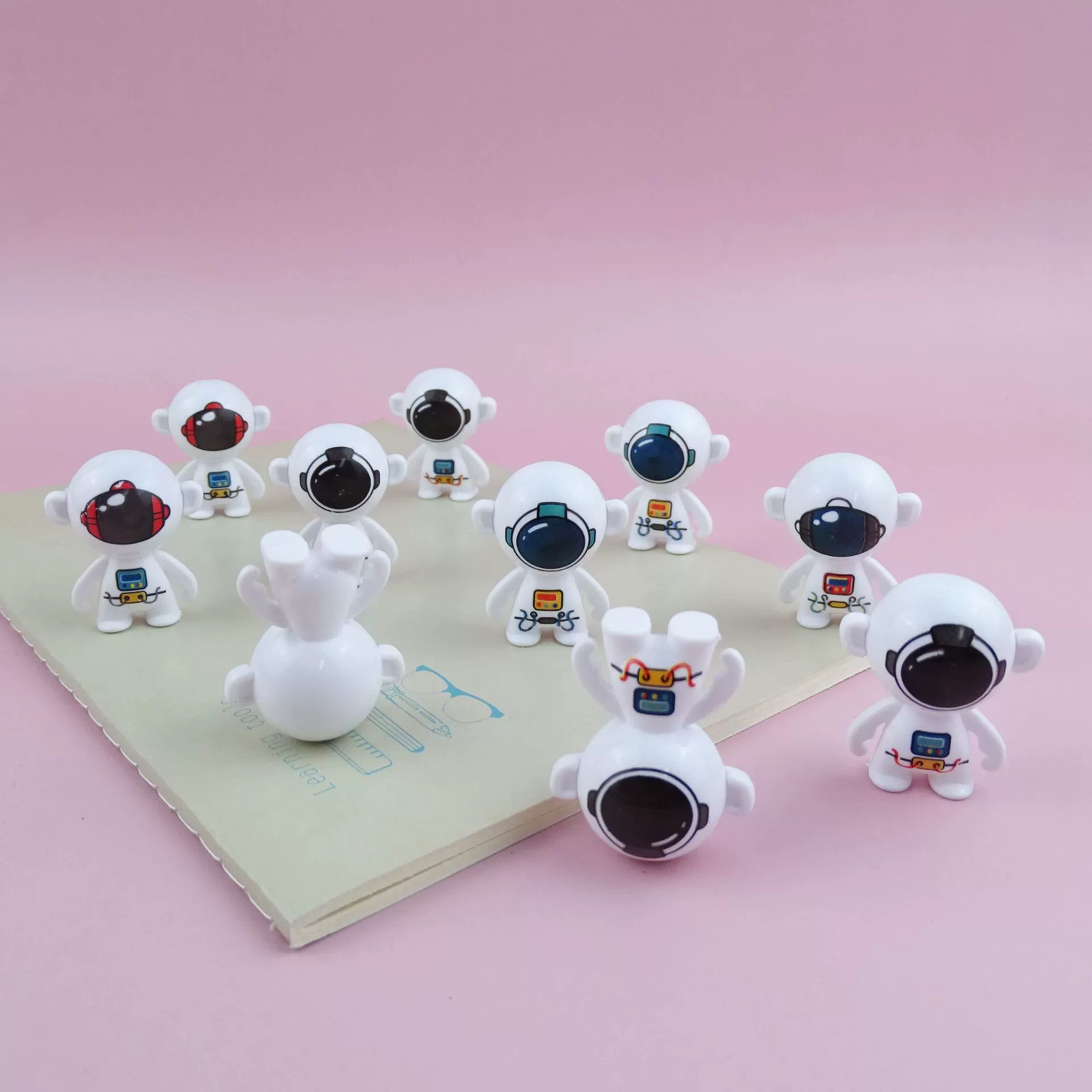 Tiktok Детский мультфильм космонавт стакан Мини-кукла детский сад маленький подарок конфеты игрушка трансграничная оптовая продажа