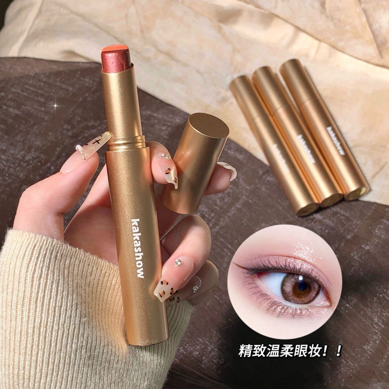 Kakashow Smart Eyes Tricolor Eye Shadow Stick es fácil de manchar con un toque de sombra de maquillaje de alto brillo.