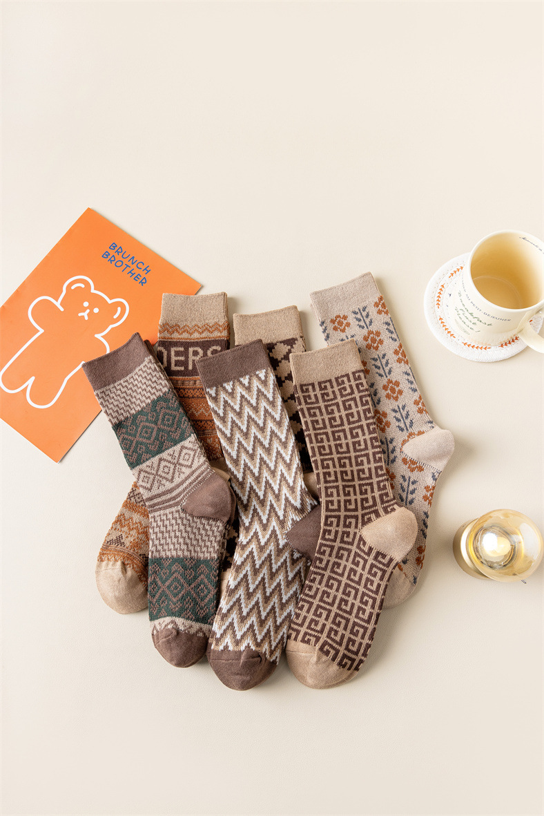 Double-needle, two-way trend, fashionable new women's pile socks, medium length, thickened khaki color wave pattern_voghion.com