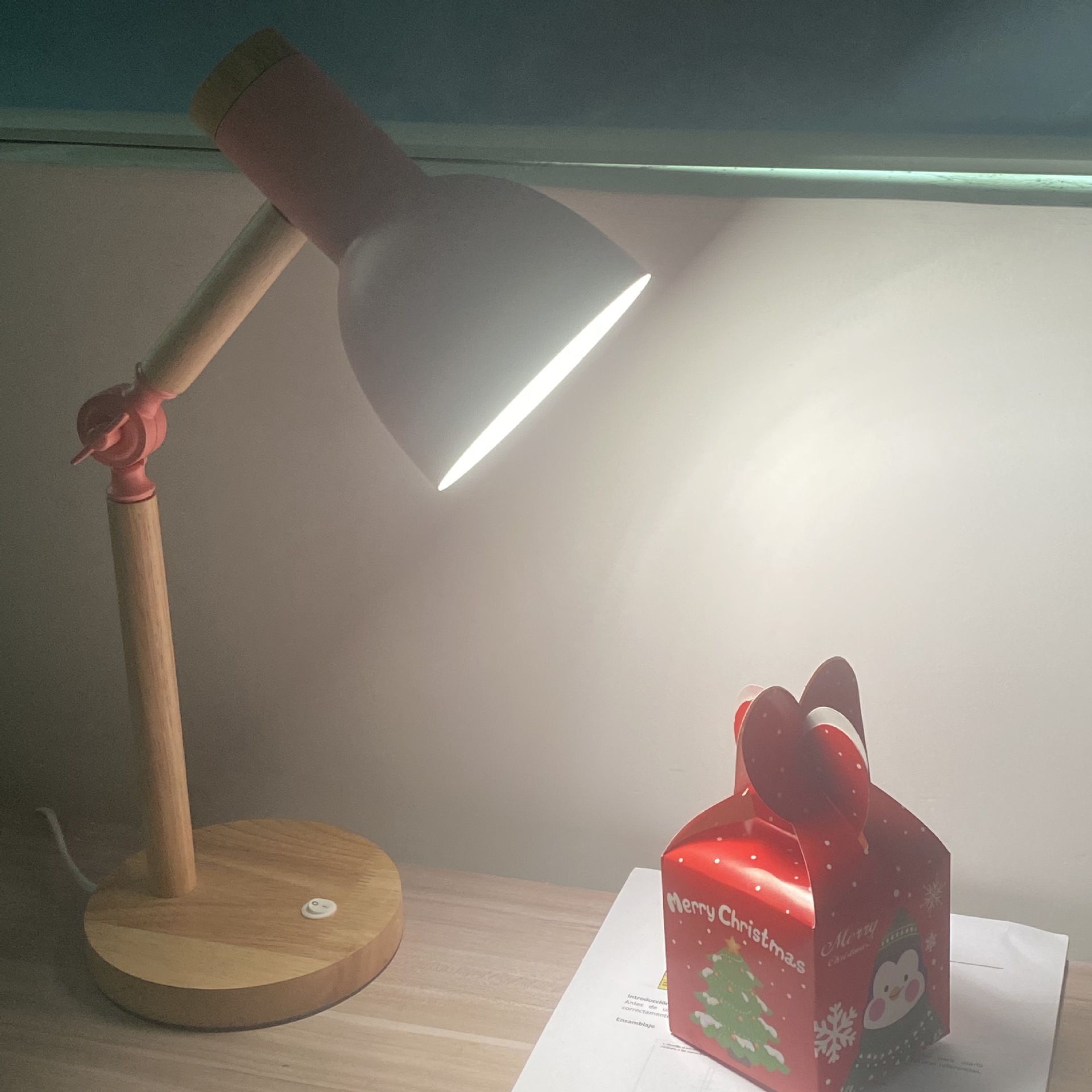 北欧の電気スタンドは目の寝室の机の大学生の寮を保護します。