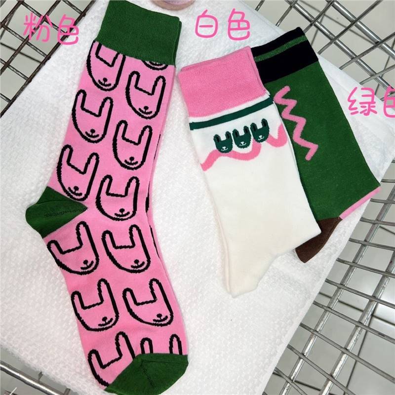 Three-color socks are very special socks wear unique feeling letters in the tube socks show special