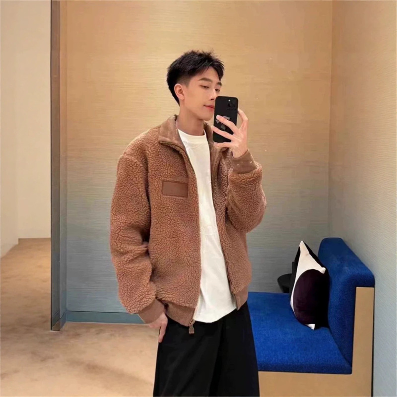 High-quality in-stock 2026 autumn/winter jacket with letter jacquard on the cuffs, lamb wool coat, unisex zip-up teddy fleece jacket