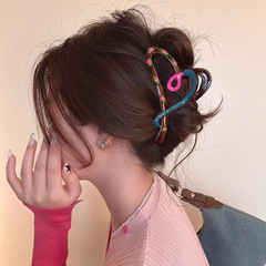 韓国デザインのコントラストカラーのラブクリップ女性用 2025 新しいハイエンドサメクリップ後頭部ヘアアクセサリー