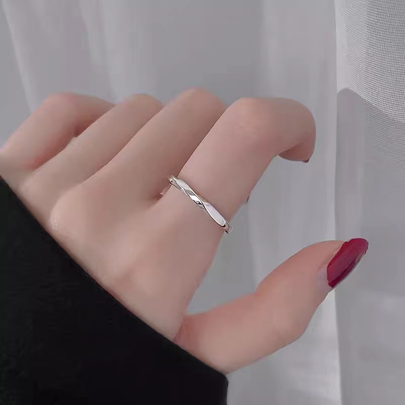 여성을 위한 서리로 덥은 무한 사랑 반지, 다재다능하고 가벼운 럭셔리 틈새 디자인, 패셔너블하고 단순하며 개인화 된 MOBIUS 반지