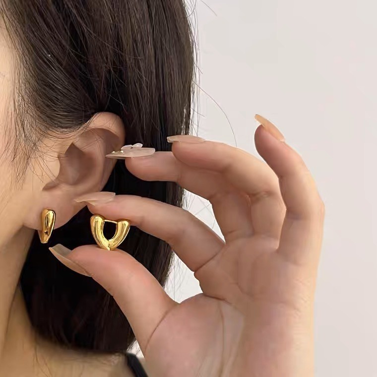 金色の耳飾り ~ 冷たい風の金属の質感の耳の輪のピアスの女性の個性はファッションの欧米の風の爆発的なイヤリングを合わせます。|undefined