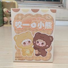 Yooki酸素四世代は熊のブラインドボックスのぬいぐるみのぬいぐるみをかじって女の子にプレゼントします。