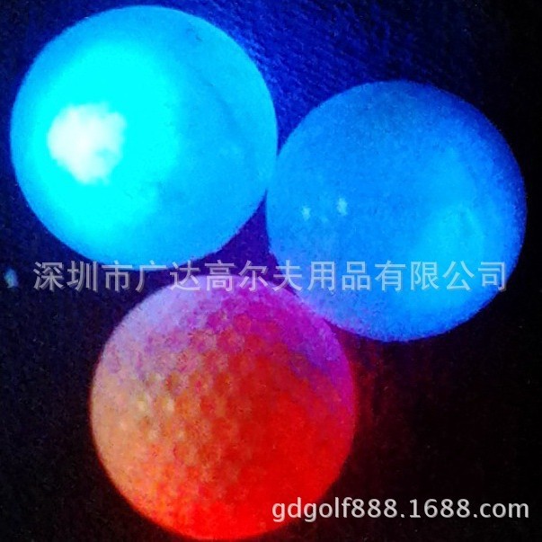 Fábrica directa LED bola luminosa flash bola Golf regalo noche práctica bola multicolor opcional