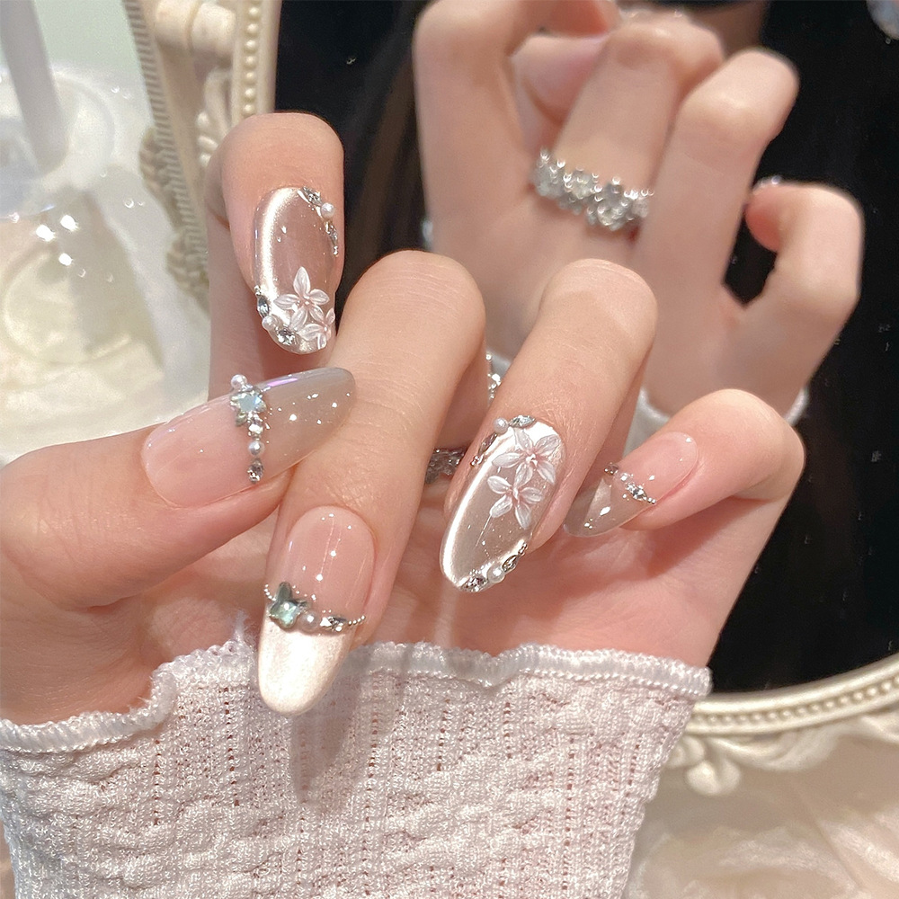 Juego de 10 pegatinas para uñas cortas en forma de almendra, puntas de uñas cortas con diseño floral blanco, uñas postizas con efecto ojo de gato y diamantes de imitación hechas a mano.
