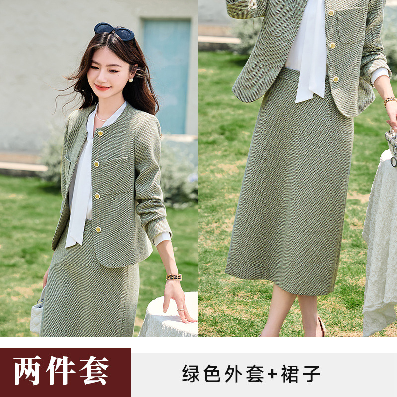 녹색 정장 + 스커트