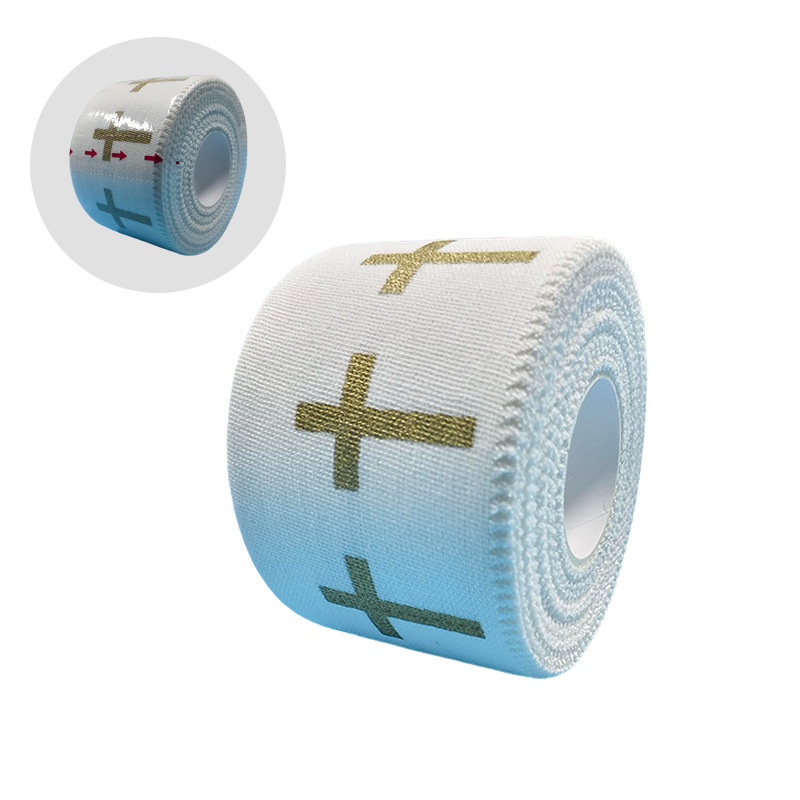 흰색 바탕에 금색 십자가