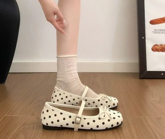 2026 nuevo verano arco de cabeza cuadrada de color de punto nicho ligero de hebilla de una palabra zapatos de moda de mujer