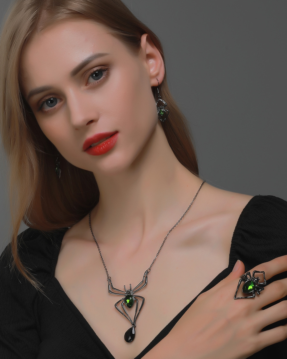 Set di tre pezzi di collana, orecchini, anello e accessori verdi a forma di ragno per Halloween_voghion.com