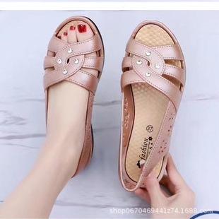 2024 Summer popular online popular Korean style sandals for middle-aged and elderly mothers fashionable fashionable beach waterproof foreign trade shoes