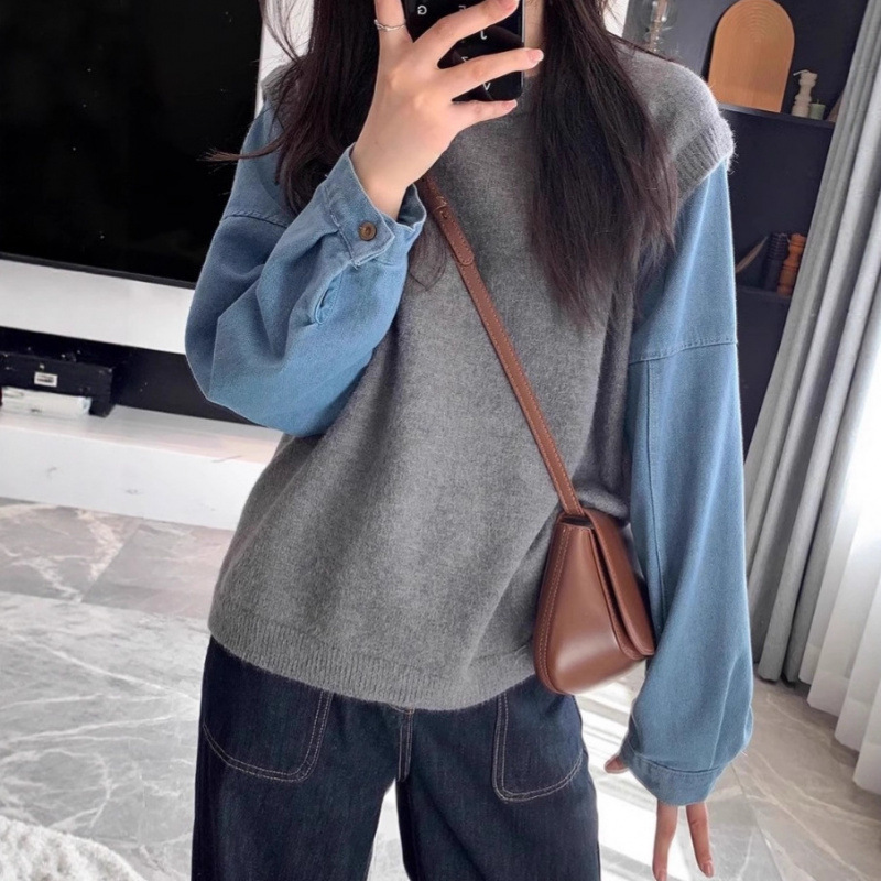 New round-neck pullover with denim sleeve accents, autumn and winter fashion, loose fit knit sweater with a casual and relaxed design New round-neck pullover with denim sleeve accents, autumn and winter fashion, loose fit knit sweater with a casual and relaxed design