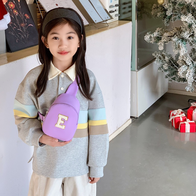 Coreana moda cool bolso de pecho para niños y niñas simple bolso de bebé de color sólido 2026 nuevo bolso de letras para niños