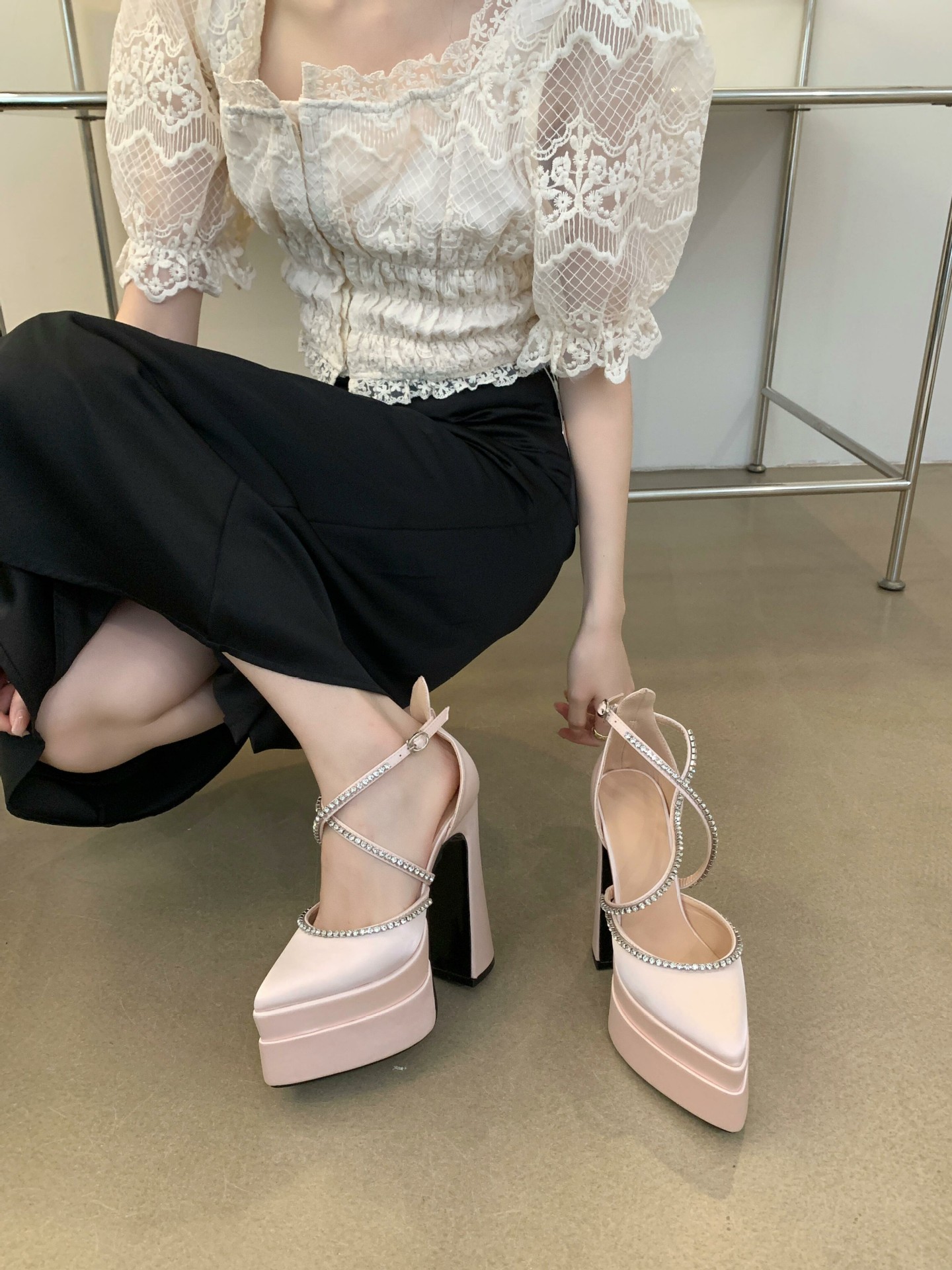 Giày cao gót nữ mũi nhọn satin gót dày thời trang xuân hè — Màu đen chi tiết 16