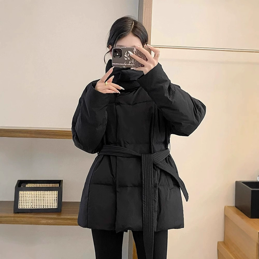 Женский пуховик с поясом, новинка зимы 2024, модный и стильный, маленький размер, пуховик из белого утиного пуха с поясом, защищающий от холода.