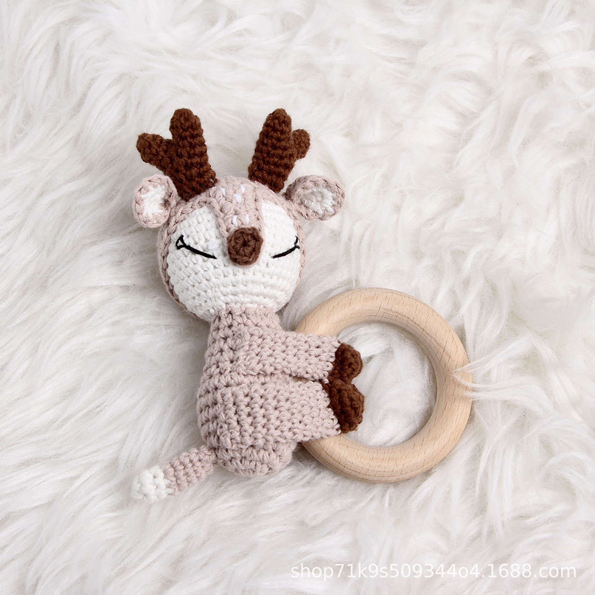 반지 사슴을 잡고