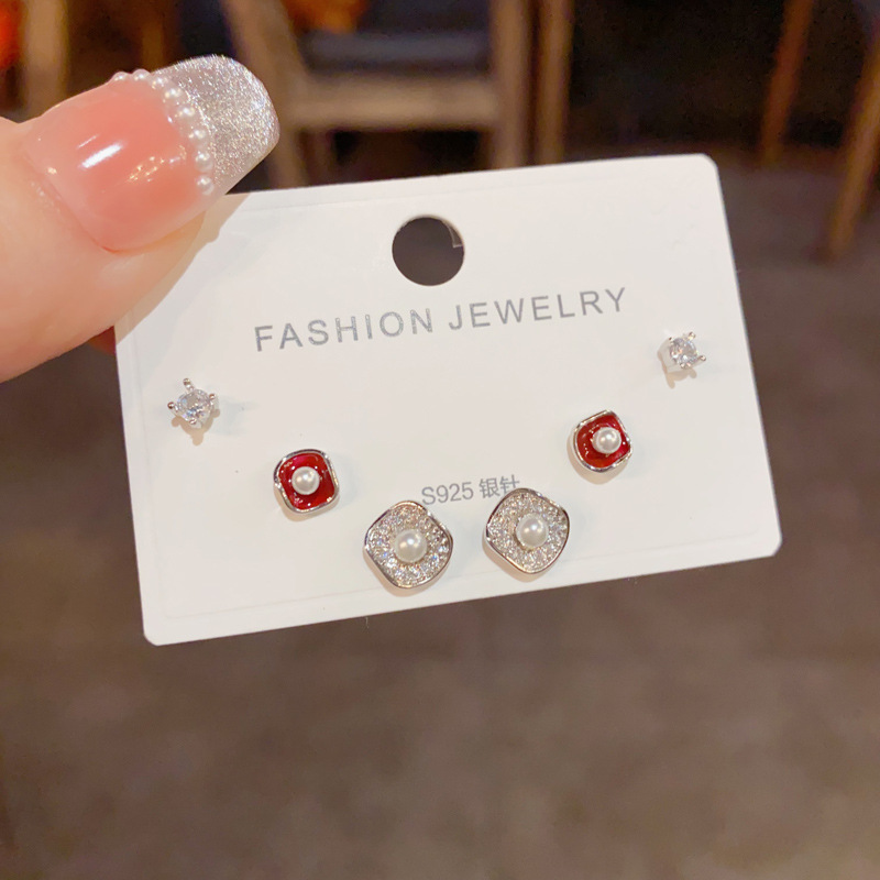 S925 aguja de plata micro incrustaciones de circón pendientes cortos pendientes de pelo corto japonés y coreano elegante todo-fósforo simple conjunto de tres piezas pendientes para las mujeres