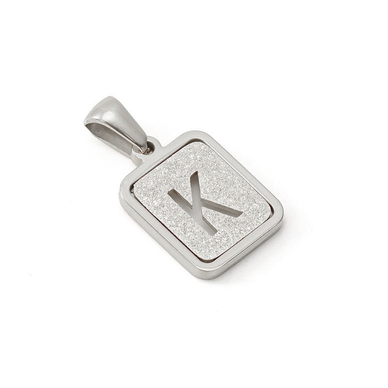 Nueva moda de acero inoxidable letra inglesa colgante de fábrica al por mayor carta prensada en arena titanio acero 18K Commuter todo partido