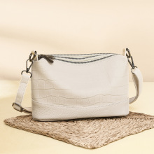 跨境时尚设计单肩包女2023年新款潮流复古个性斜挎腋下包条纹女包