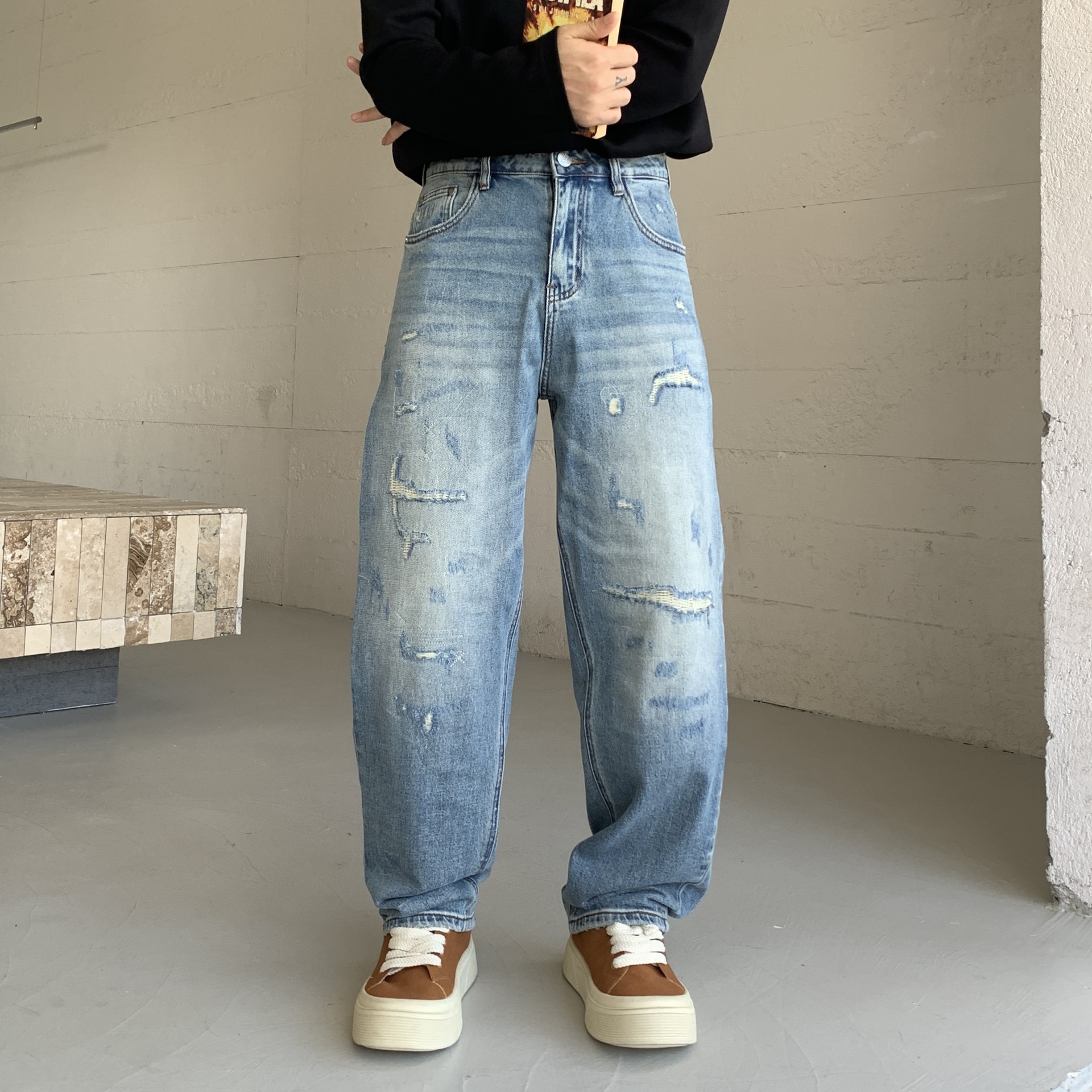 Retro-style washed distressed jeans for men, wide-leg, high-street style, loose fit, straight leg, slimming, versatile, casual trousers.