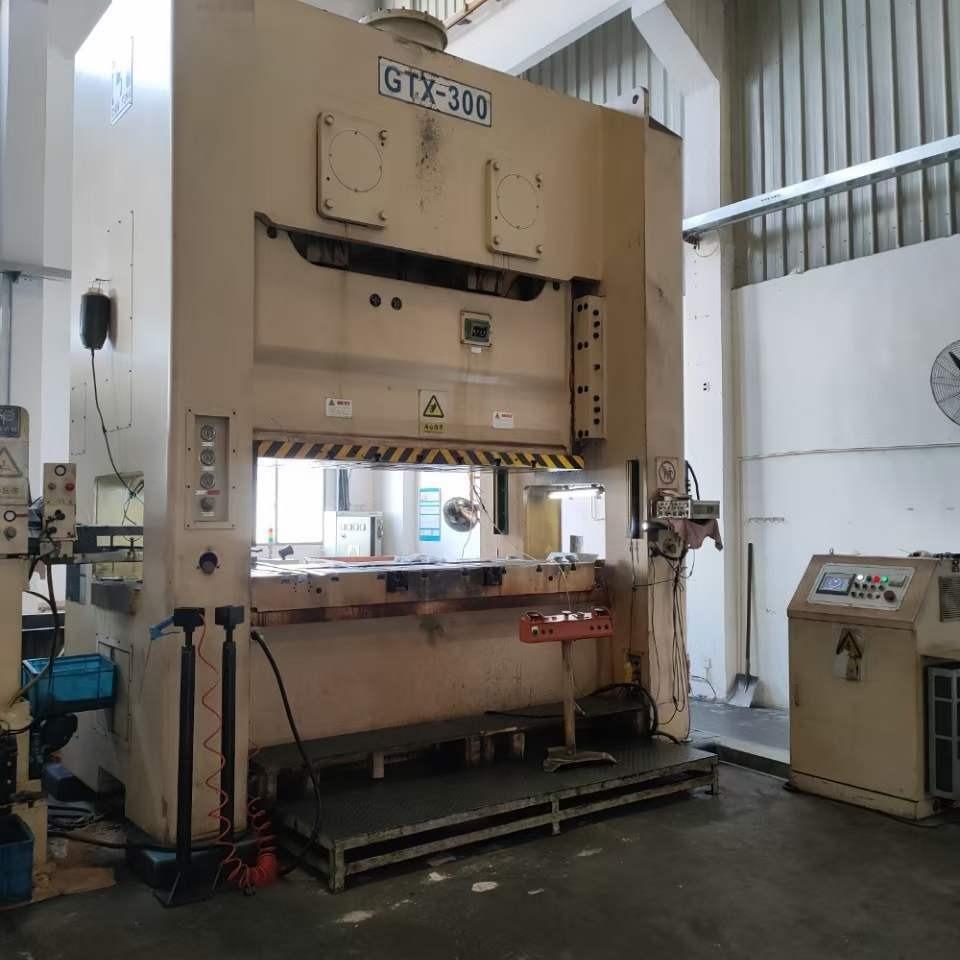 处理二手金丰GTX-300闭式压力机行程长:200mm 装模高度:500