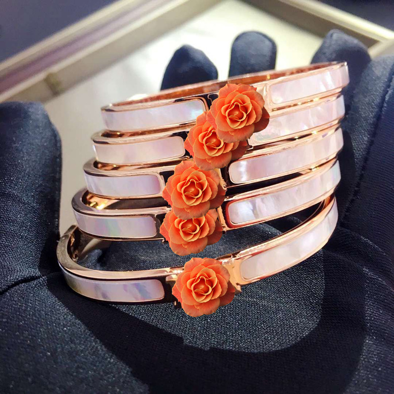 Low Price Factory Price Export Jewelry European and American New White Shell Lettering 18K Gold Titanium Steel Women's H Letter Bracelet Low Price Factory Price Export Jewelry European and American New White Shell Lettering 18K Gold Titanium Steel Women's H Letter Bracelet