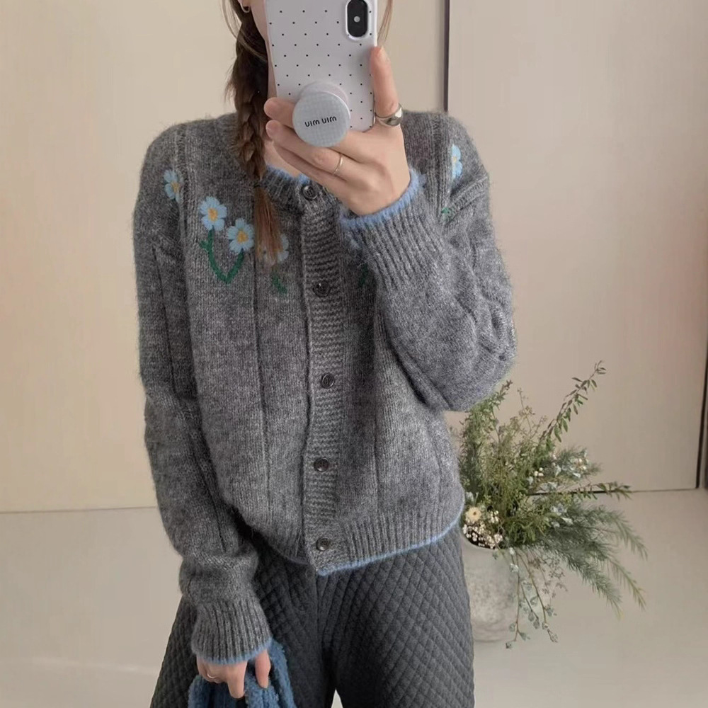 Gentle and Sweet Flower Embroidered Round Neck Sweater Jacket for Women 2025 New Autum Long-Sleeved Knitted Cardigan