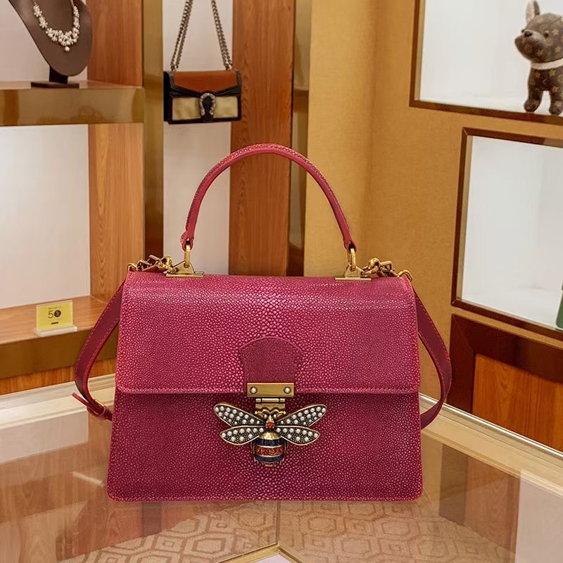 2024 Hong Kong Luz de lujo personalizado avestruz cuero bolso de las mujeres de cuero genuino abeja pequeña bolsa cuadrada portátil hombro bolsa de mensajero para las mujeres