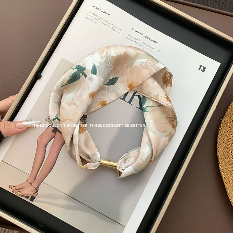 Bufanda de seda de lunares Sentido avanzado Nuevo estilo nacional Flor Protector de cuello Decoración de clavícula Bufanda pequeña Protector de cuello Bufanda de seda magnética