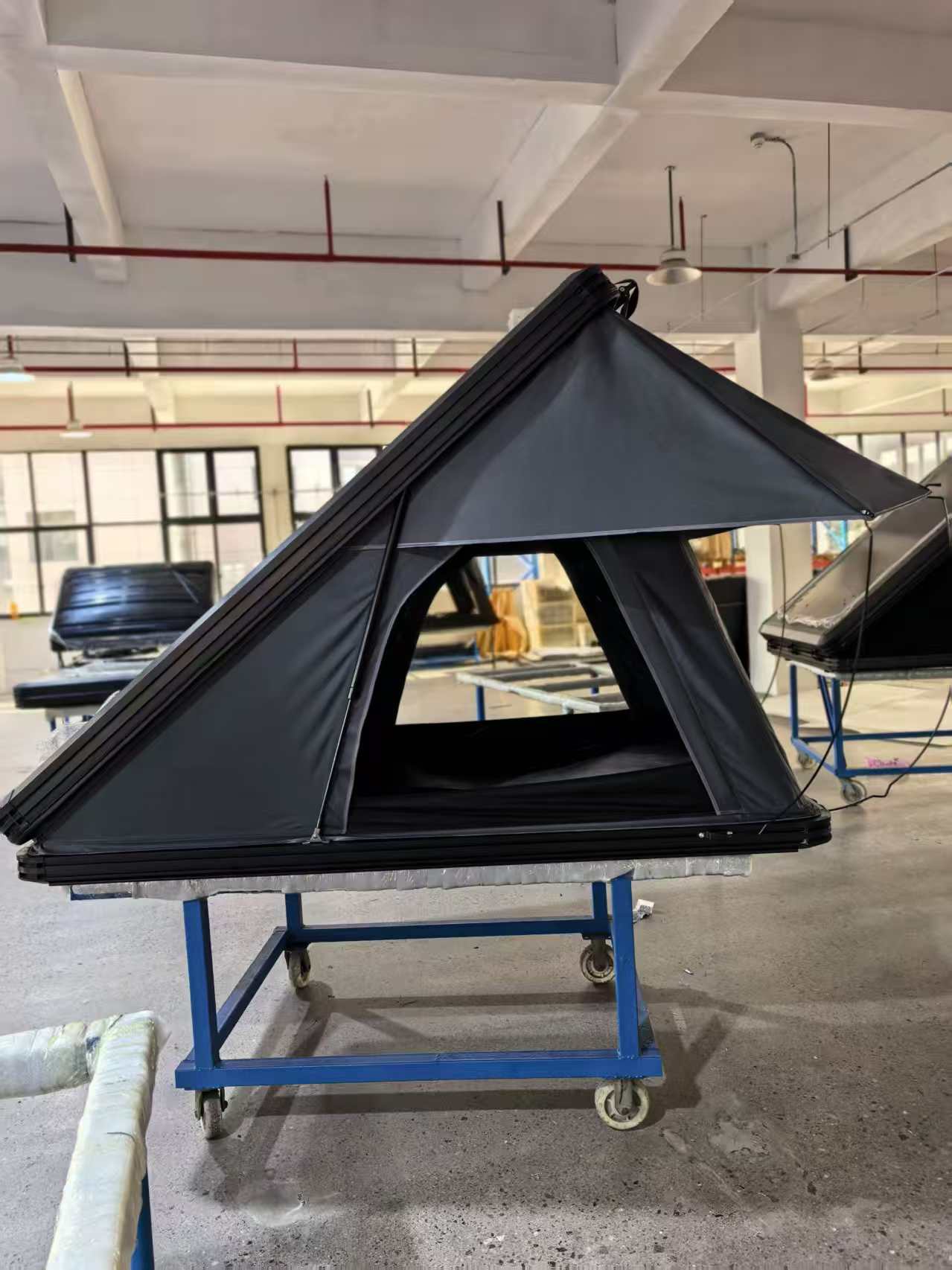 Customized Car-Mounted Tent Camping Equipment Automatic Triangular Aluminum Alloy Hard-Shell Triangular Diagonal Support Car Roof Tent