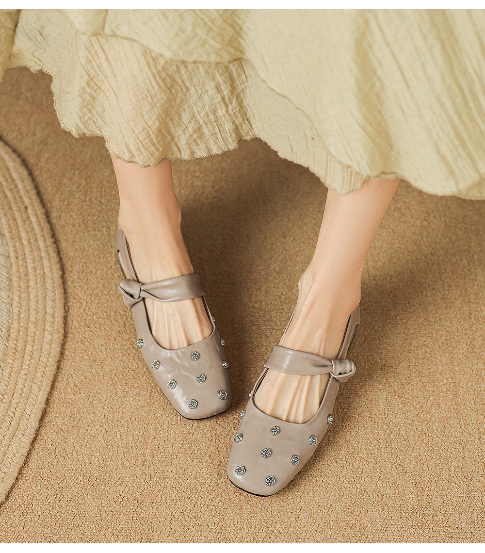 Sandal nữ da cừu đinh tán hoa rỗng mũi tròn kiểu ballet quai ngang đế bệt — đen chi tiết 8