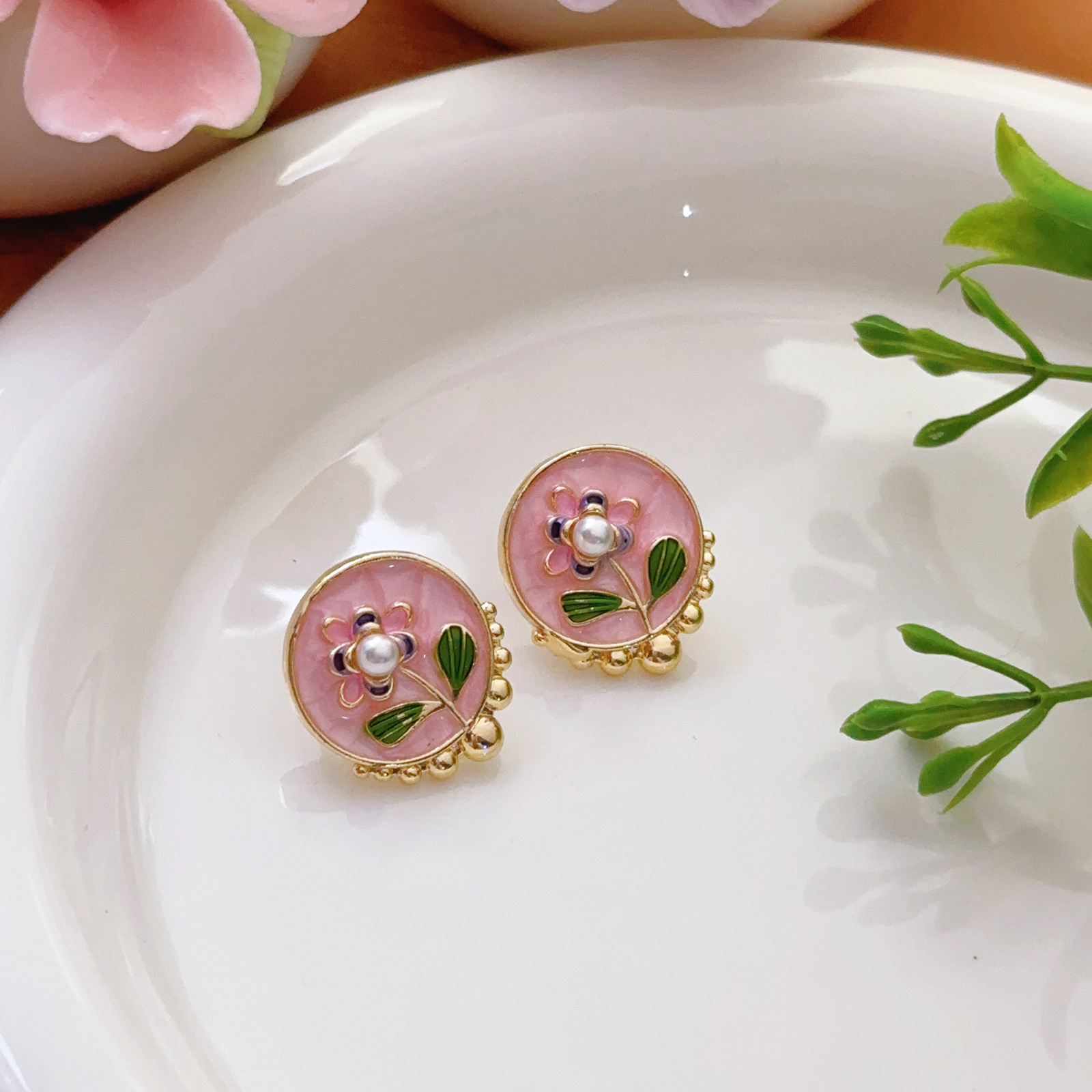 Pendientes de perlas Zhuji, temperamento blanco francés, pendientes antiguos, desplazamientos diarios, lujo ligero, joyería de orejas de alta gama al por mayor