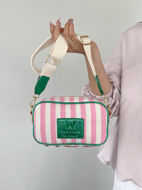 2026 nuevo fresco bolso de verano ancho cinturón de hombro mochila de hombro de vacaciones de mujeres bolso de cámara a rayas