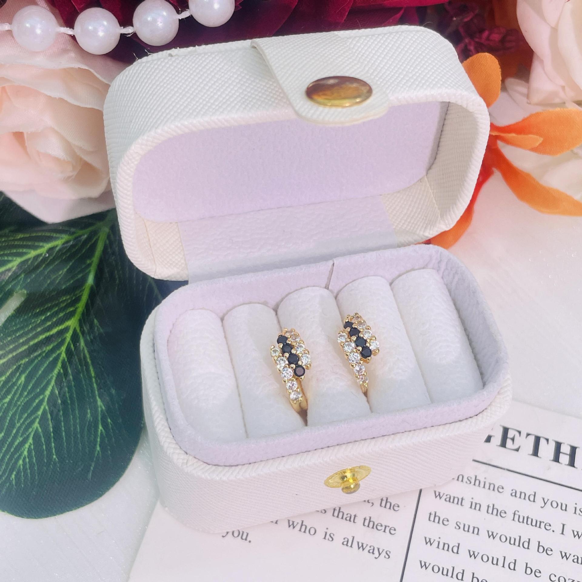 2026 nuevas opciones transfronterizas joyería de moda aretes de zircón joyería de cobre dorado para mujeres aretes de estilo múltiple