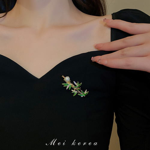 New Chinese-style retro diamond-embellished flower brooch with a national atmosphere, versatile and suitable for all occasions, prevents exposure, trendy western clothing accessory